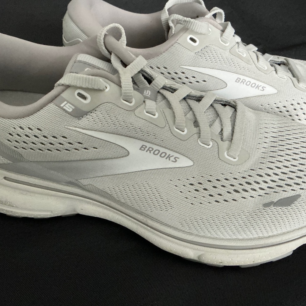 Brooks Ghost Running Sneaker 8.5 Wide White/White Grey